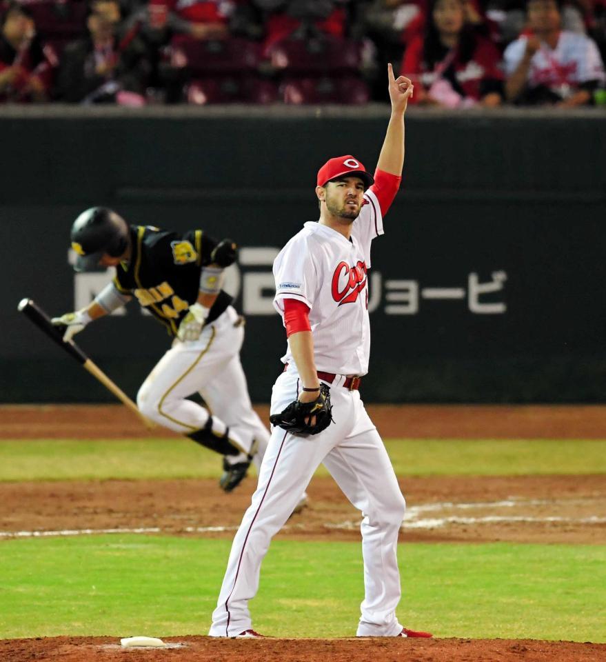 　７回、梅野を打ち取り打球を指さすジョンソン（撮影・高部洋祐）