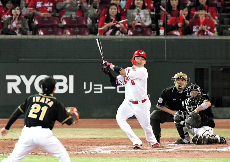 　６回、好投を続ける岩田（手前）から先制のソロを放つ丸（撮影・高部洋祐）