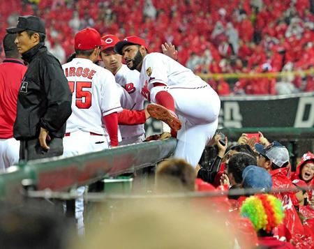 　６回、坂本勇の打球を追い客席に飛び込み、自力でグラウンドへ戻る一塁手・メヒア