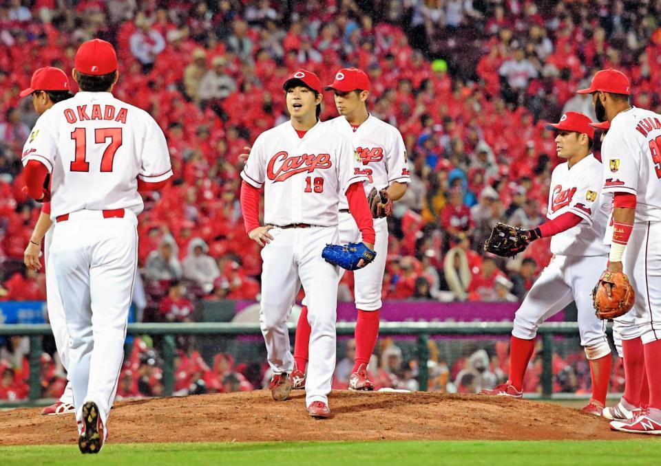 　６回途中でマウンドを降りる先発・野村（中央）