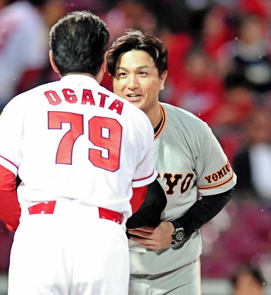 メンバー表交換で緒方監督（７９）と言葉を交わす高橋監督（撮影・飯室逸平）