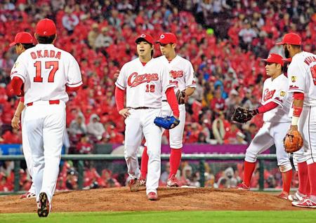 ６回途中でマウンドを降りる先発・野村（中央）＝撮影・飯室逸平