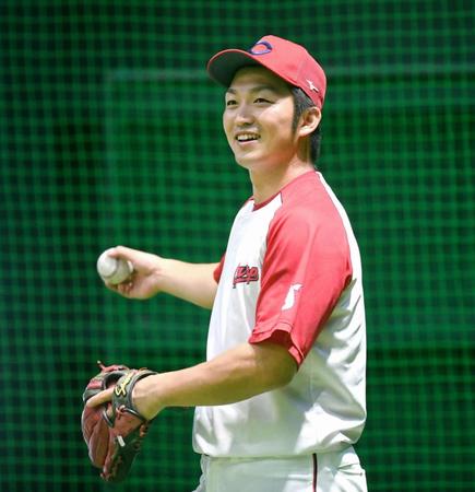 にこやかにキャッチボールする広島・鈴木誠也＝マツダスタジアム（撮影・飯室逸平）