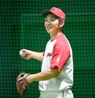 にこやかにキャッチボールする広島・鈴木誠也＝マツダスタジアム（撮影・飯室逸平）