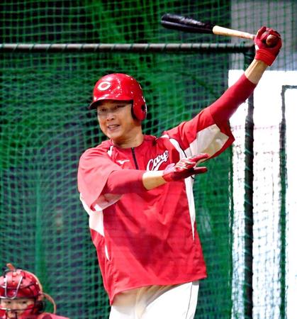 　気合の入った表情で打撃練習する新井