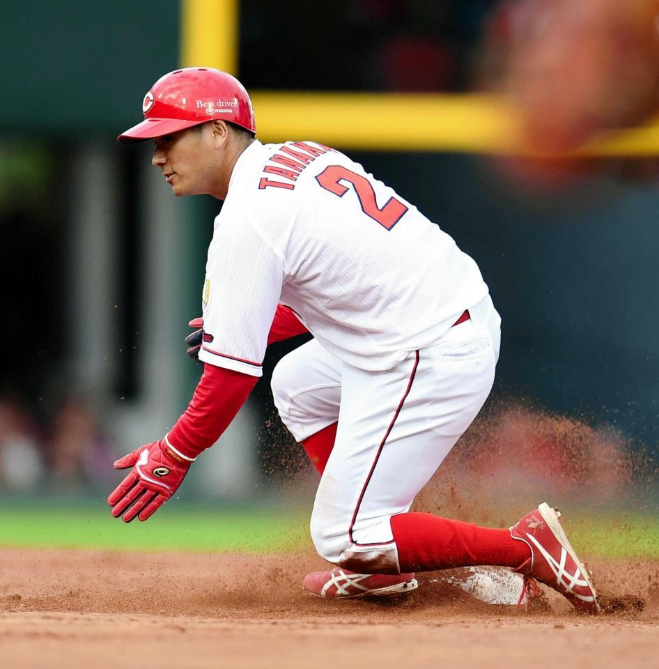 　７回、挟殺をかいくぐり二盗を決める田中（撮影・飯室逸平）