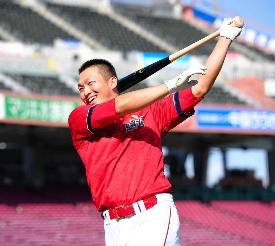 　笑顔で打撃練習に励む鈴木（撮影・高部洋祐）