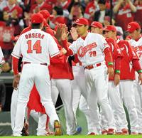 巨人に快勝してタッチを交わす大瀬良（左）とタッチを交わす広島・緒方監督＝マツダスタジアム（撮影・堀内翔）