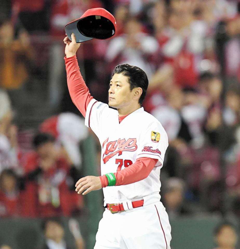 スタンドの大歓声に帽子を振って応える広島・緒方孝市監督＝マツダスタジアム（撮影・飯室逸平）