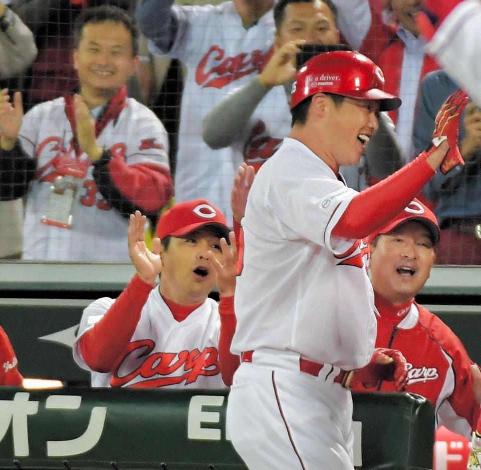 ８回、同点の適時二塁打を放った新井（右）を迎える緒方監督＝マツダスタジアム（撮影・堀内翔）