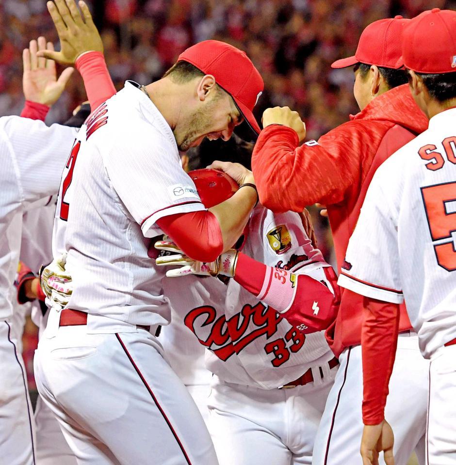 　８回、勝ち越し３ランを放った菊池（３３）を抱きしめるジョンソン（撮影・飯室逸平）