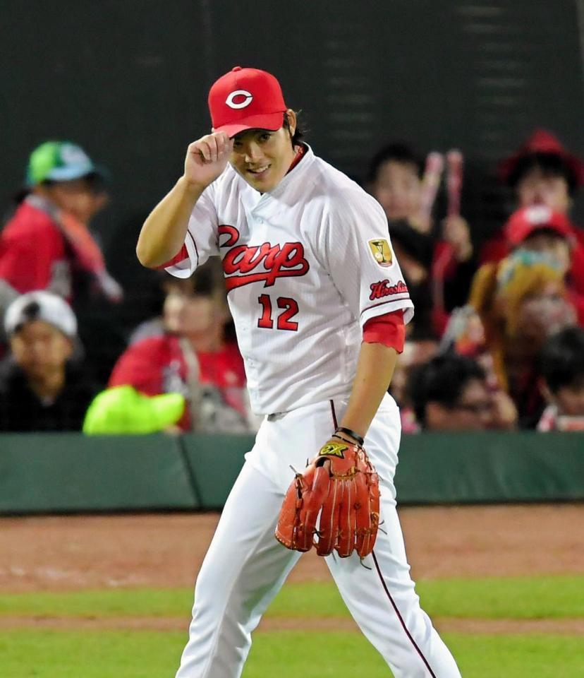 ５回を投げ終え、笑顔でベンチに戻る九里