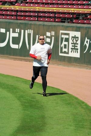 　ランニングで汗を流す松山＝マツダスタジアム
