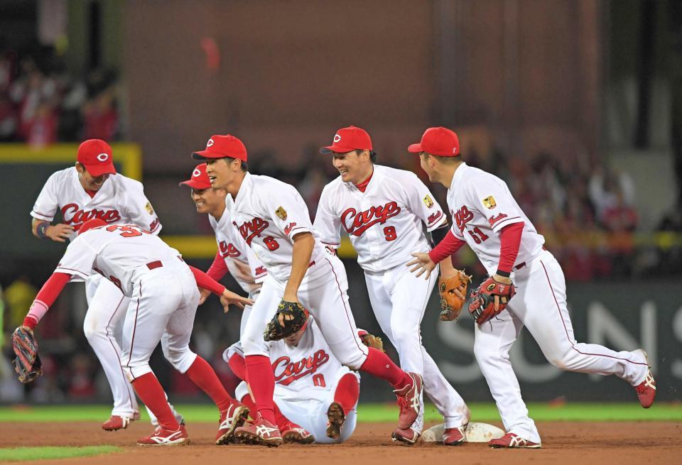 　日本シリーズ進出を決め、ナインと歓喜のヒップタッチを交わした丸（右から２人目）＝撮影・北村雅宏