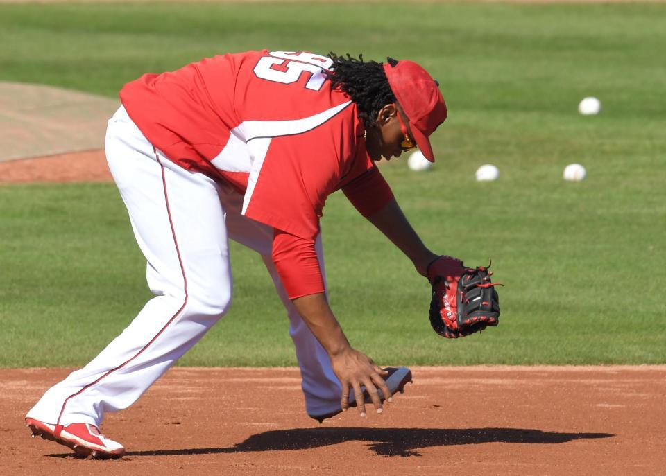 一塁のポジションでノックを受けるバティスタ