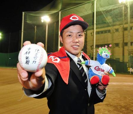 座右の銘の「他喜力」と書いたボールを手に笑顔を見せる広島４巡目の市立岐阜商・中神拓都＝市立岐阜商グラウンド（撮影・持木克友）