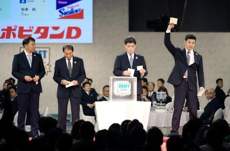 　報徳学園・小園を引き当てガッツポーズする広島・緒方監督（右端）