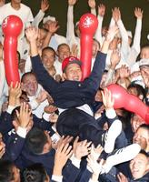 ４球団から１位指名されて広島との交渉が決まり、野球部の仲間に胴上げされる報徳学園・小園（撮影・吉田敦史）
