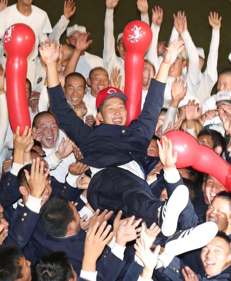 ４球団から１位指名されて広島との交渉が決まり、野球部の仲間に胴上げされる報徳学園・小園（撮影・吉田敦史）