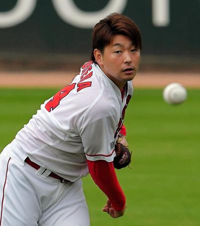 　調整する大瀬良（撮影・堀内翔）