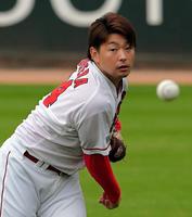 　調整する大瀬良（撮影・堀内翔）