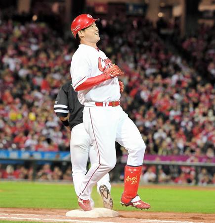 延長１２回、進塁打を放つ広島・新井貴浩＝マツダスタジアム（撮影・飯室逸平）