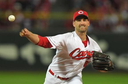 延長１１回途中から登板する広島　ジョニー・ヘルウェグ＝マツダスタジアム（撮影・北村雅宏）