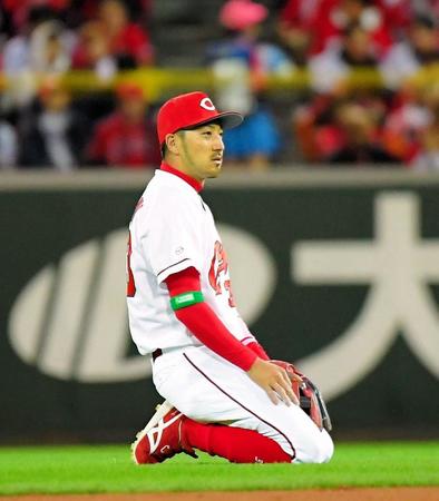 ５回、自身の悪送球で同点に追いつかれて険しい表情を見せる二塁手の菊池＝マツダスタジアム（撮影・堀内翔）