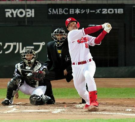 １回、適時内野安打を放つ広島・鈴木誠也＝マツダスタジアム（撮影・棚橋慶太）