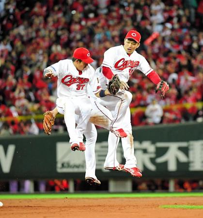 ソフトバンクに快勝し喜び合う鈴木ら広島ナイン＝マツダスタジアム（撮影・堀内翔）