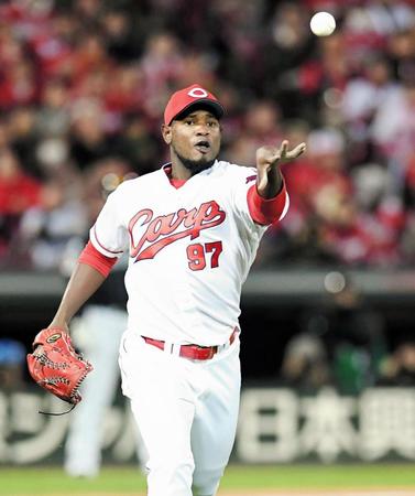 　８回、好リリーフを見せる広島・フランスア