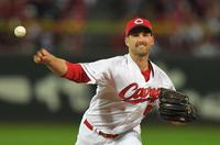 延長１１回途中から登板する広島　ジョニー・ヘルウェグ＝マツダスタジアム（撮影・北村雅宏）