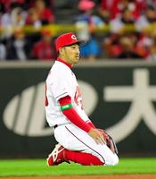 ５回、自身の悪送球で同点に追いつかれて険しい表情を見せる二塁手の菊池＝マツダスタジアム（撮影・堀内翔）