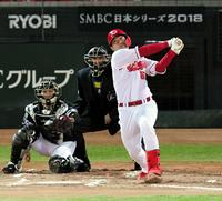 １回、適時内野安打を放つ広島・鈴木誠也＝マツダスタジアム（撮影・棚橋慶太）