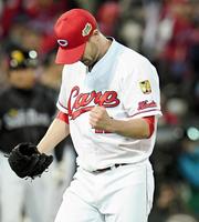 ４回のピンチを切り抜けガッツポーズする広島クリス・ジョンソン＝マツダスタジアム（撮影・飯室逸平）