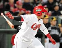 ３回広島、２死二塁、左前タイムリーを放つ広島・松山竜平＝マツダスタジアム（撮影・飯室逸平）