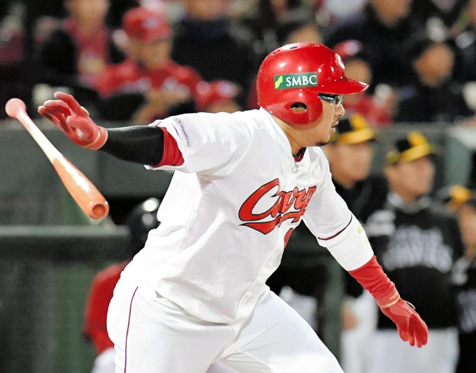 ３回広島、２死二塁、左前タイムリーを放つ広島・松山竜平＝マツダスタジアム（撮影・飯室逸平）