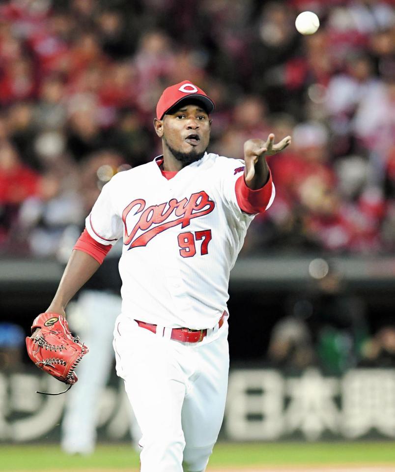 　８回、好リリーフを見せる広島・フランスア