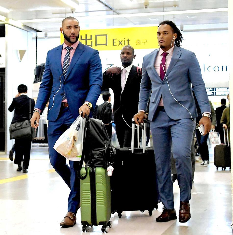 新幹線で博多へ向かうメヒア（左）とバティスタ（右）（撮影・堀内翔）　