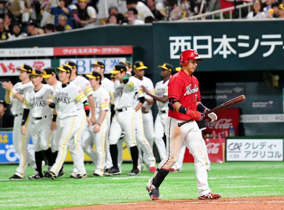 　最後の打者となりベンチへ引き揚げる野間（撮影・飯室逸平）