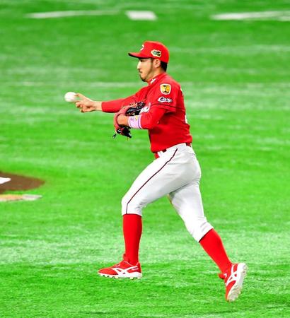 １回、ソフトバンク・内川のゴロを処理する広島・菊池＝ヤフオクドーム（撮影・中田匡峻）