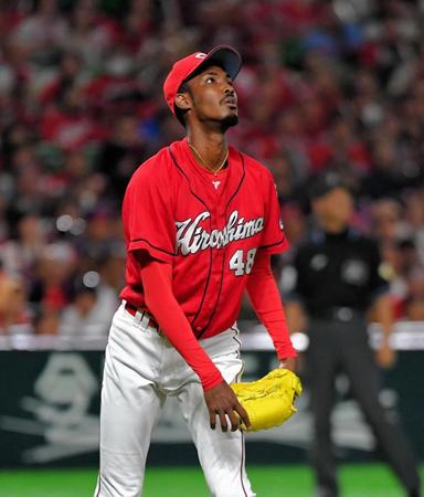 ７回、ソフトバンク・上林の打球を見つめる広島・アドゥワ＝ヤフオクドーム（撮影・堀内翔）