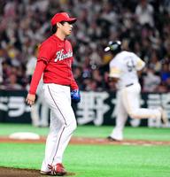 ４回、ソフトバンク・デスパイネにソロを打たれる広島・野村祐輔＝ヤフオクドーム（撮影・飯室逸平）