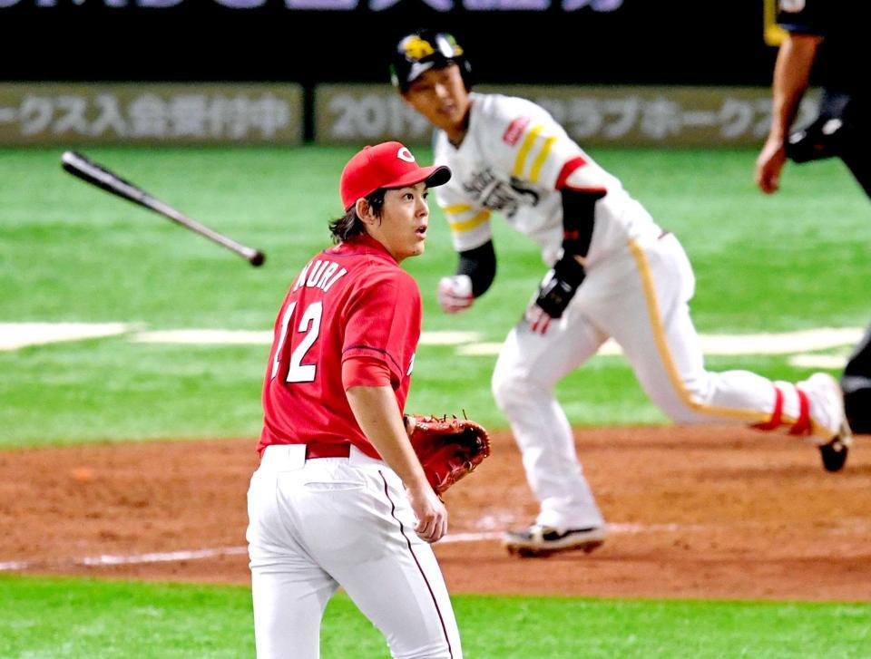 　４回、今宮に適時打を浴びる九里（撮影・棚橋慶太）