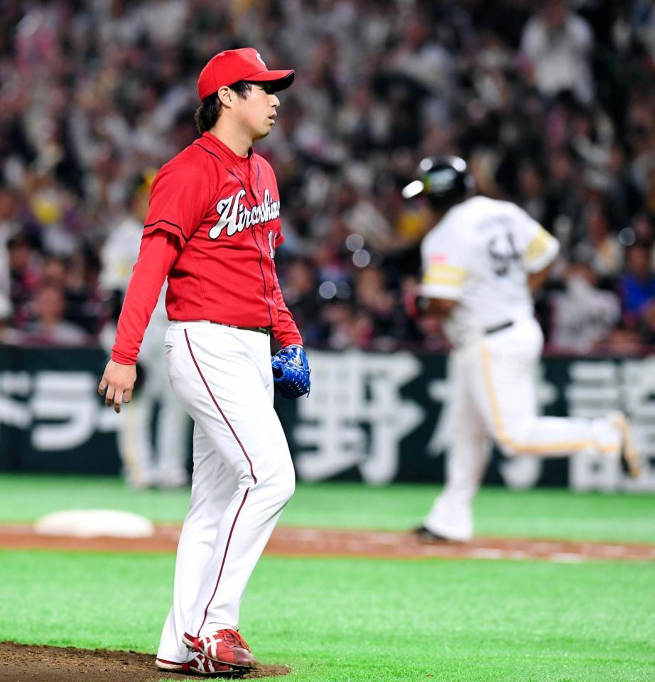 ４回、ソフトバンク・デスパイネにソロを打たれる広島・野村祐輔＝ヤフオクドーム（撮影・飯室逸平）