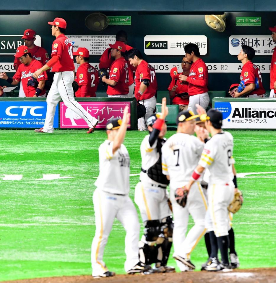 ソフトバンクに敗れ、足早に引き揚げる広島ナイン＝ヤフオクドーム（撮影・中田匡峻）