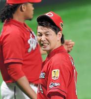 逆転を許した４回を投げ終え、ベンチに戻る大瀬良