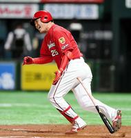 ７回、代打で内野ゴロに倒れる新井