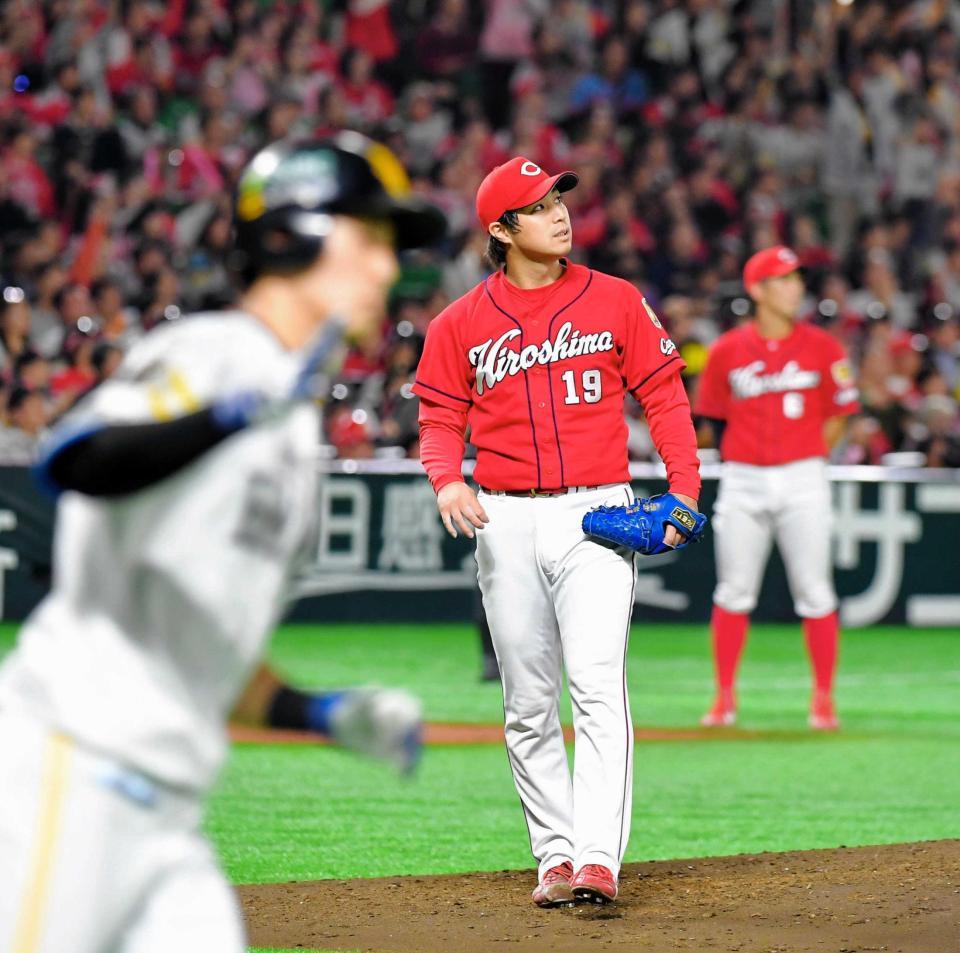 　３回、上林（左）に先制の２ランを浴びた野村（撮影・堀内翔）