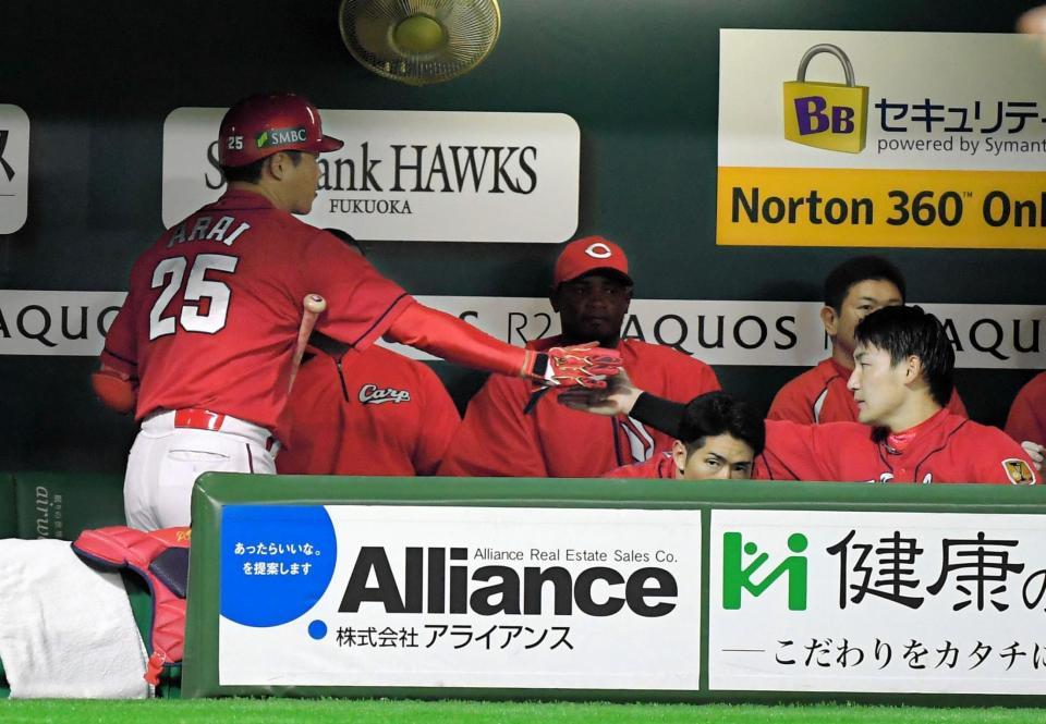 延長１０回、代打をおくられベンチで迎えられる新井（２５）